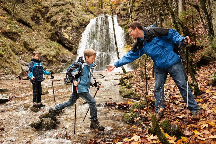 Abenteuer Wandern - aber sicher! / Wandern liegt im Trend. Die Deutsche Vermögensberatung AG (DVAG) räumt mit den richtigen Verhaltens- und Versicherungstipps mögliche Stolpersteine aus dem Weg.