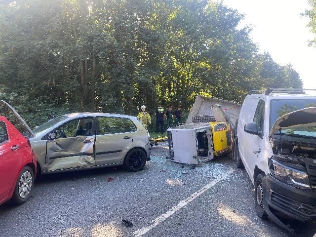 POL-STD: Auffahrunfall mit sechs beteiligten Fahrzeugen sorgt für erhebliche Verkehrsbehinderungen im Stader Feierabendverkehr