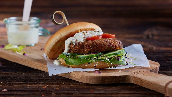 Coop lance son burger aux insectes / La Confédération autorise la commercialisation des grillons, criquets et des vers de farine comme denrées comestibles