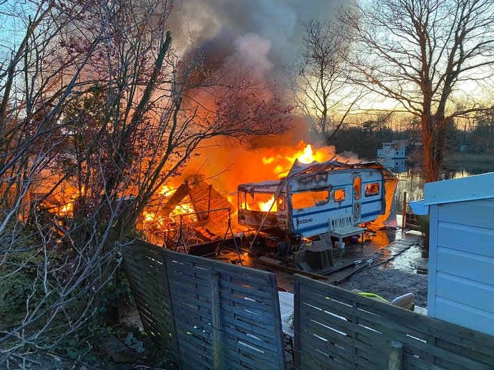 POL-WHV: Brand eines Campingwagen in Zetel