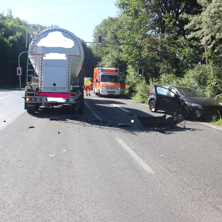 POL-ME: Schwerverletzte Person nach Verkehrsunfall - Wülfrath - 2106076