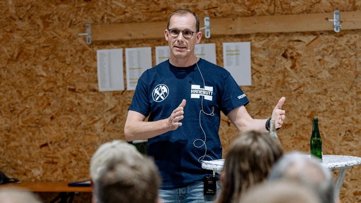 Außergewöhnlich, aber wirkungsvoll: Wie Henning Hanebutt Häuserfassaden in Energielieferanten verwandelt