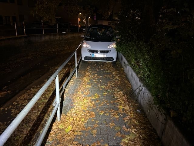 POL-OF: Zwischen Geländer und Mauer "gefangen": Smart-Fahrer fuhr sich auf schmalem Gehweg fest