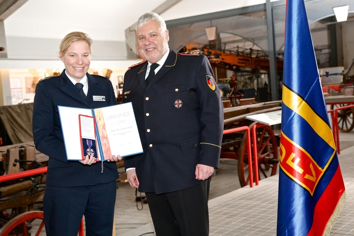 Mut, Opferbereitschaft und Engagement gewürdigt / Festakt zur Stiftung des Deutschen Feuerwehr-Ehrenkreuzes vor 60 Jahren (BILD)