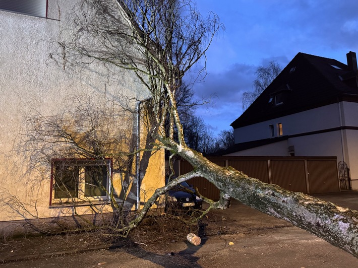 FW-BO: Sturm über Bochum - Feuerwehr Bochum seit 14:00 Uhr im Dauereinsatz - Briefträgerin mit Glück im Unglück