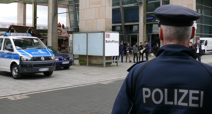 BPOL-H: Messebahnhof Laatzen: Kind wirf Böller auf Zivilstreife