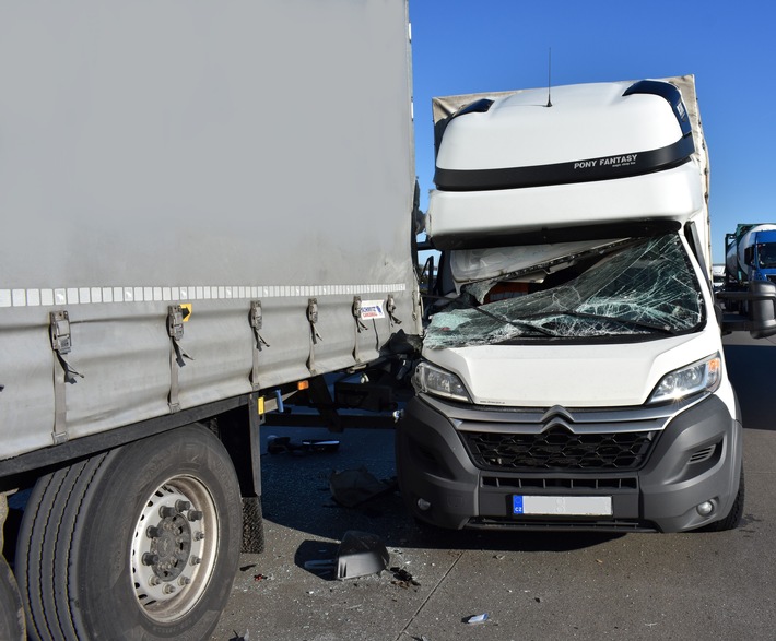 POL-VER: Transporter fährt in Heck von Sattelschlepper