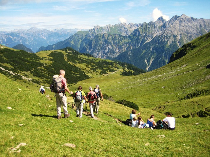 Das Wandern ist des Urlaubers Lust / alltours setzt bei Alpenhotels auf Wanderangebote für die ganze Familie (BILD)