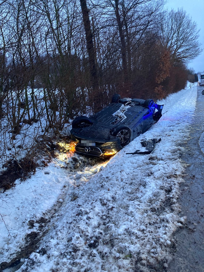 POL-HX: Pkw kommt von Straße ab und überschlägt sich mehrfach - Fahrer leicht verletzt