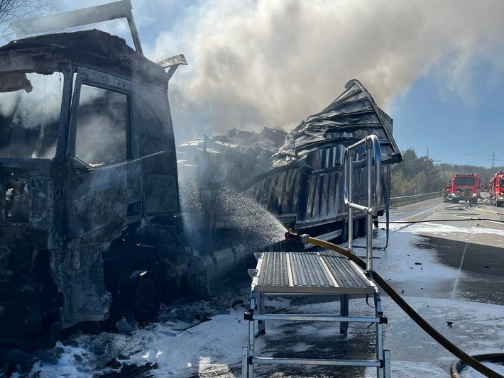 FW VG Asbach: LKW-Brand auf der A3 führt zu langem Rückstau / Unfall am Stauende