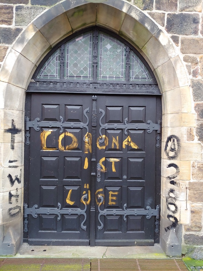 POL-NI: Nienburg - Unbekannte beschmieren Eingangsbereich der Martinskirche mit Corona-Bezug