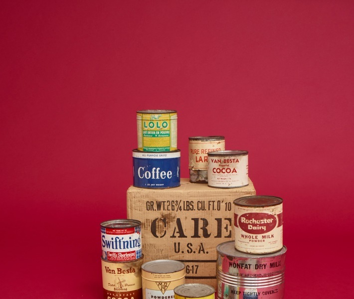 CARE-Paket von 1946 
Inhalt: Kakao, Kaffee und Milchpulver, Kondensmilch, Seife, Schmalz sowie tierische und pflanzliche Fette.

Die ersten CARE-Pakete waren sogenannte 10-in-1-Rationen der US-Armee, die ursprünglich dafür vorgesehen waren, zehn Soldaten mit einer Mahlzeit zu versorgen. Nach dem Krieg kaufte CARE diese Rationen auf und verteilte sie. Ab 1947, nachdem die Vorräte an Militärrationen aufgebraucht waren, begann CARE, eigene Pakete zusammenzustellen. Diese enthielten größere Mengen an Fleisch, Fett, Kohlenhydraten und weiteren Lebensmitteln, um die Ernährung der Menschen in Europa zu ergänzen. Der Nährwert eines solchen Pakets lag bei rund 40.000 Kilokalorien. / Weiterer Text über ots und www.presseportal.de/nr/6745 / Die Verwendung dieses Bildes für redaktionelle Zwecke ist unter Beachtung aller mitgeteilten Nutzungsbedingungen zulässig und dann auch honorarfrei. Veröffentlichung ausschließlich mit Bildrechte-Hinweis.
