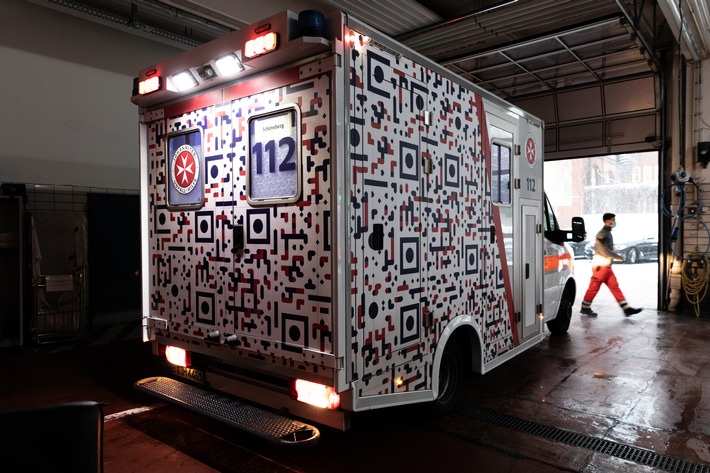 Zum Tag der 112: &quot;Gaffen tötet!&quot; / Durch einen innovativen QR-Code auf Rettungswagen erwischen sich Gaffer selbst auf frischer Tat