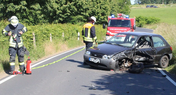 POL-RBK: Rösrath - Erheblicher Sachschaden und drei Verletzte auf der Schönrather Straße