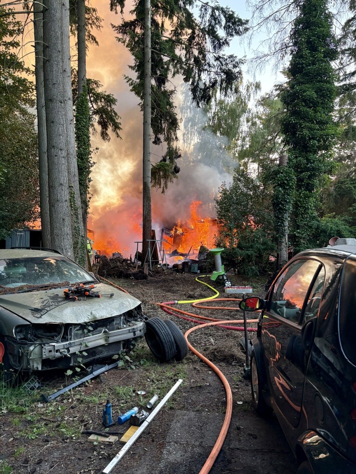 FW-PI: Wohnhausbrand in Quickborn - Über 100 Einsatzkräfte mehrere Stunden im Einsatz
