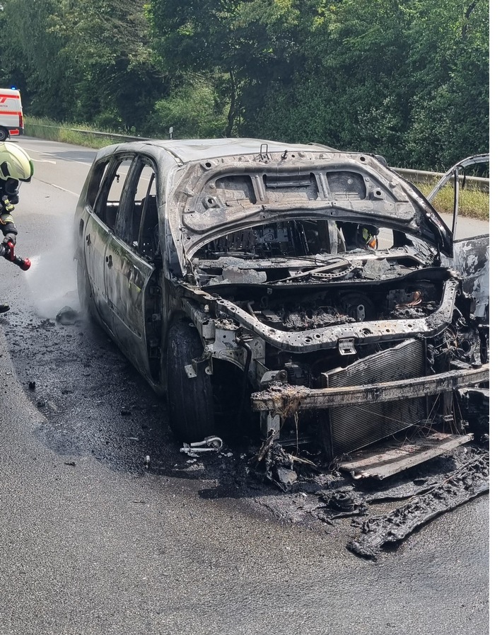 FW Dinslaken: Nachmeldung und Einsatzfotos zur Pressemeldung: Feuerwehr rückt zum Fahrzeugbrand, auslaufende Betriebsmittel und Kampfmittelfund aus