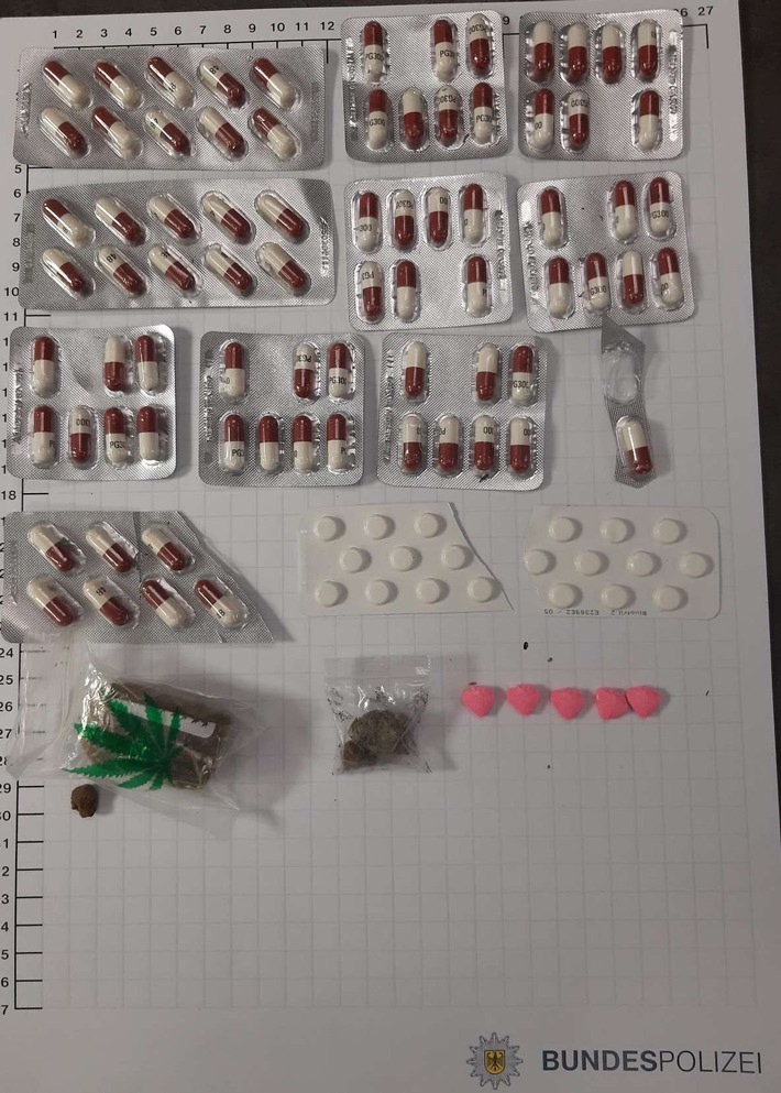 BPOL NRW: Drogen im Weihnachtsbaum - Bundespolizei nimmt 28-Jährigen fest