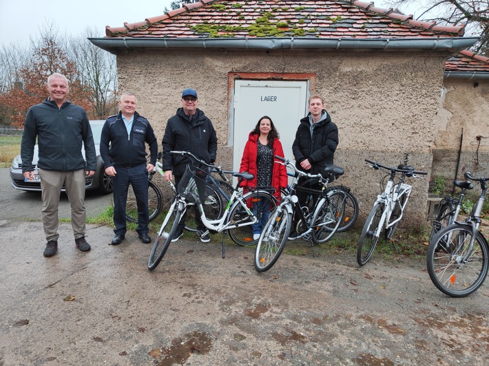 BPOLI MD: Kleine Geste, große Freude: Bundespolizei übergibt sieben Fahrräder an das Cornelius-Werk in Burg