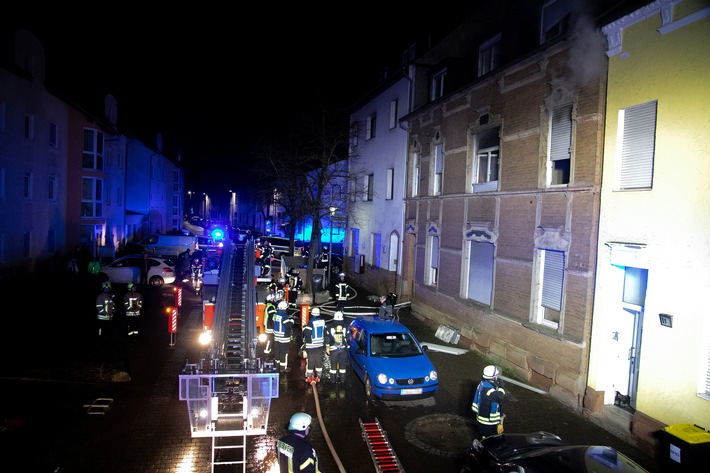 FW LK Neunkirchen: Feuerwehr rettet fünf Menschen aus brennendem Mehrparteienhaus