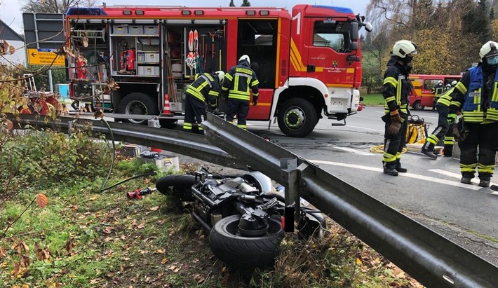 FW-EN: Feuerwehr befreit eingeklemmten Motorradfahrer unter Leitplanke - Rettungshubschrauber transportiert Schwerstverletzten