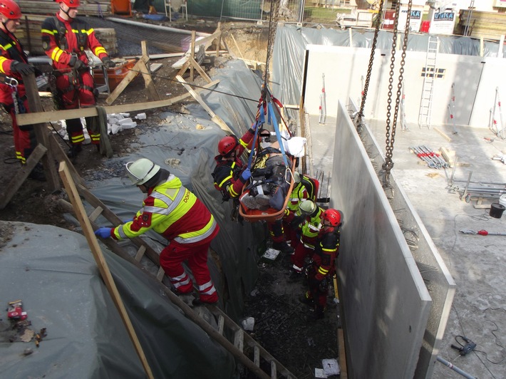 FW-DO: Dortmund-Derne: Höhenretter befreien abgestürzten Arbeiter aus einer Baugrube
