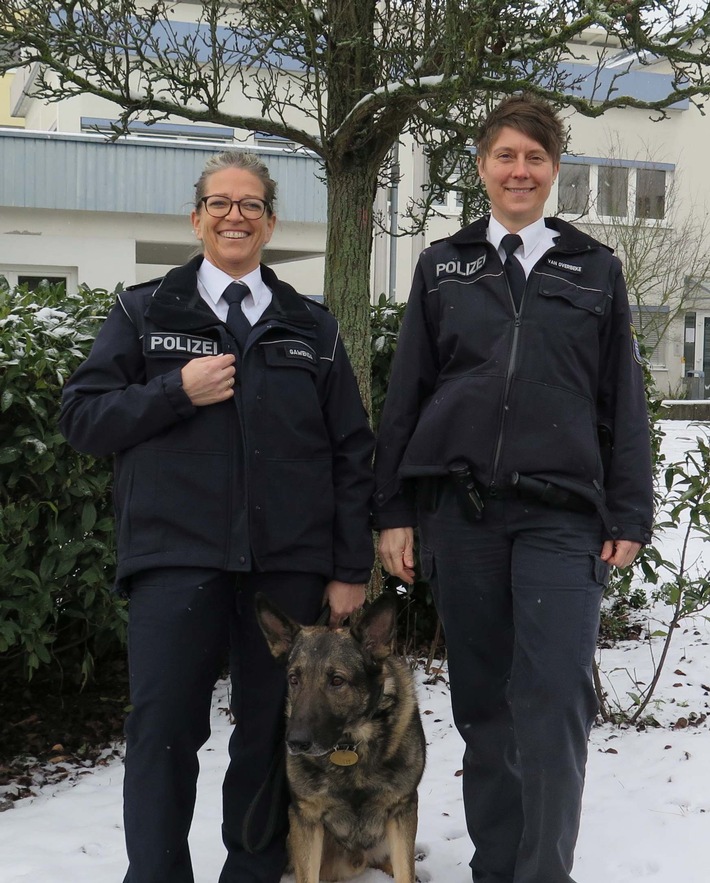 POL-WE: Schutzfrau mit Hund - Polizistin Katrin Gawenda löst Susanne van Overbeke ab