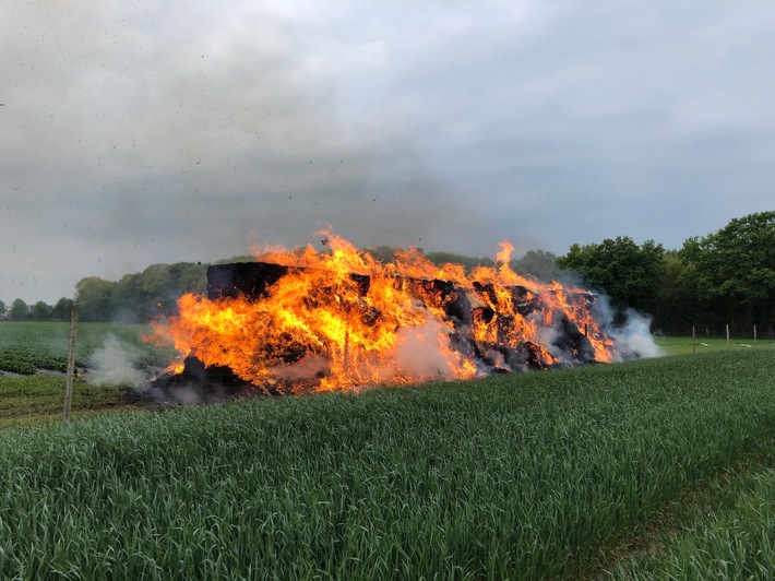 POL-COE: Lüdinghausen, Westrup / Heuballen in Brand gesetzt - Zeugen gesucht!