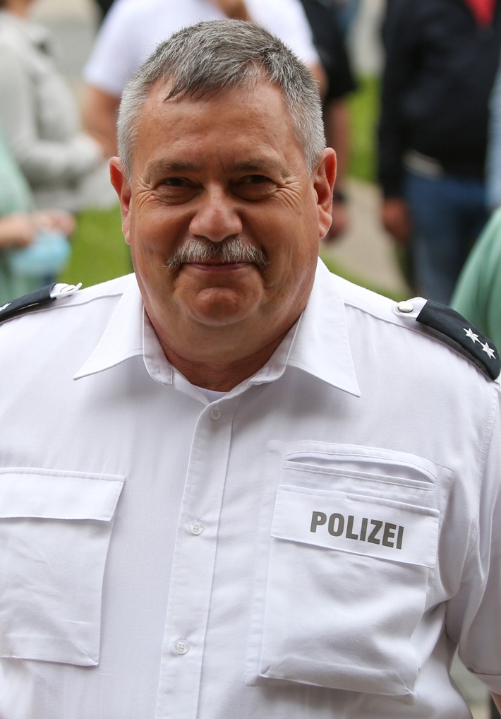 POL-WHV: Wilhelmshavener Kontaktbeamter Thorsten Feyen in den wohlverdienten Ruhestand verabschiedet (mit Bild)