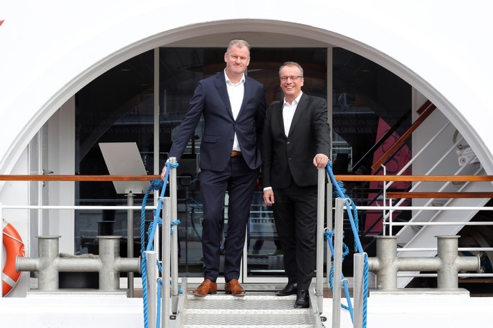 Simon Provoost (l.), Geschäftsführer der Concordia Damen Werft, und Jörg Eichler (r.), Geschäftsführer und Gesellschafter der A-ROSA Flussschiff GmbH, haben für den A-ROSA Neubau zahlreiche Innovationen entwickelt. / A-Rosa läutet mit innovativem Schiffsneubau neue Ära der Städtereisen ein / Flussschiff GmbH beauftragt für 2021 E-Motion Ship mit Batterieantrieb und Luftblasentechnik für saubere Städte und Flüsse / Weiterer Text über ots und www.presseportal.de/nr/59052 / Die Verwendung dieses Bildes ist für redaktionelle Zwecke honorarfrei. Veröffentlichung bitte unter Quellenangabe: "obs/A-ROSA Flussschiff GmbH/A-ROSA/Tom Kohler"