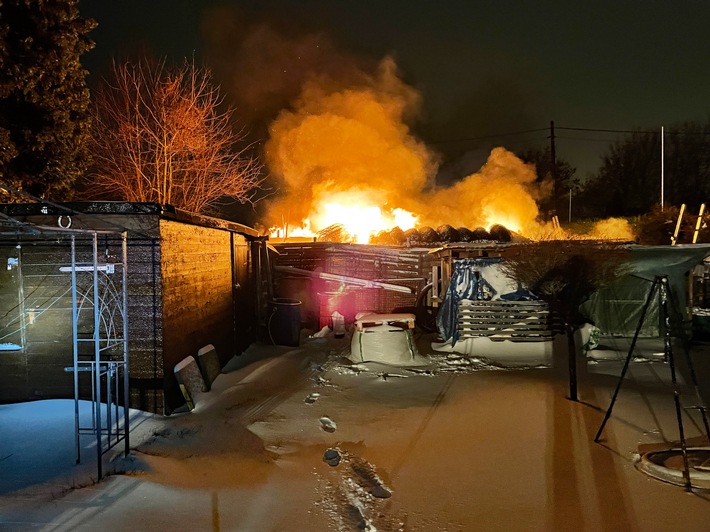 FW-DO: Gartenlaube brennt in voller Ausdehnung