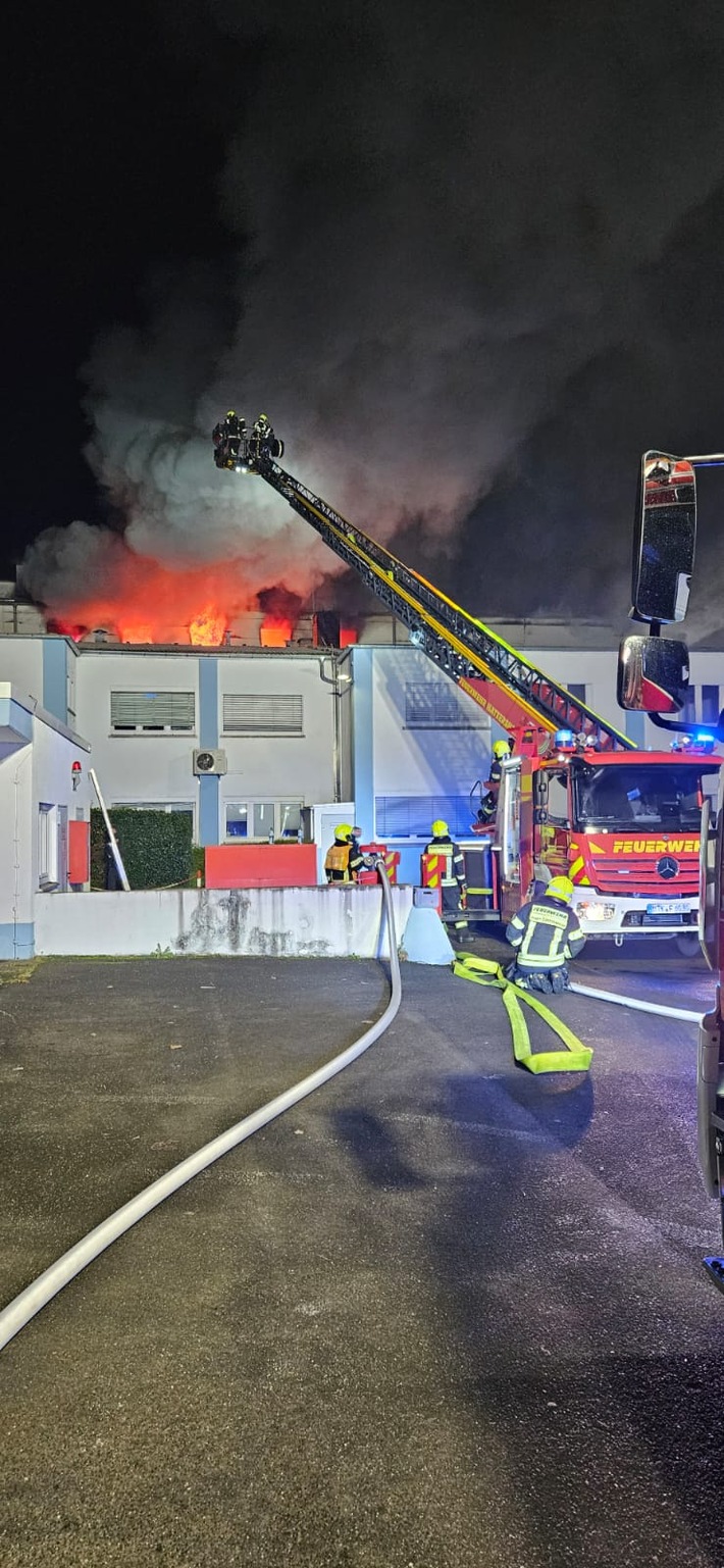 Feuerwehr MTK: Ausgedehnter Brand in Gewerbeobjekt in Hattersheim am Main - Feuer gelöscht, Nachlöscharbeiten dauern an