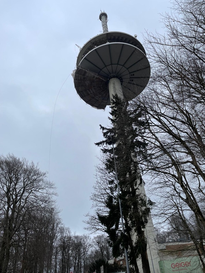 POL-OH: Gerüstteile des Fernmeldeturm "Am Hoherodskopf" lösten sich durch Sturm - niemand verletzt und kein Sacchschaden - Bereich aktuell gesperrt - Sicherungsmaßnahmen laufen