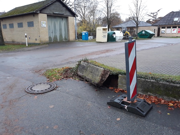 POL-FL: Bollingstedt - Verkehrsunfallflucht bei der Mehrzweckhalle, Polizei sucht Verursacher und Unfallzeugen