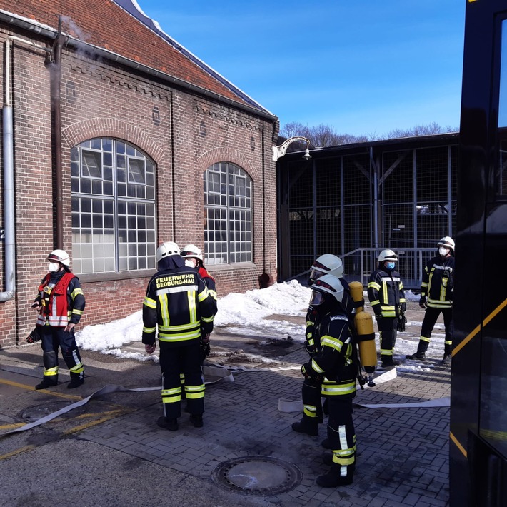 FW-KLE: Dampfleitung gerissen: Brandmeldeanlage alarmiert Feuerwehr