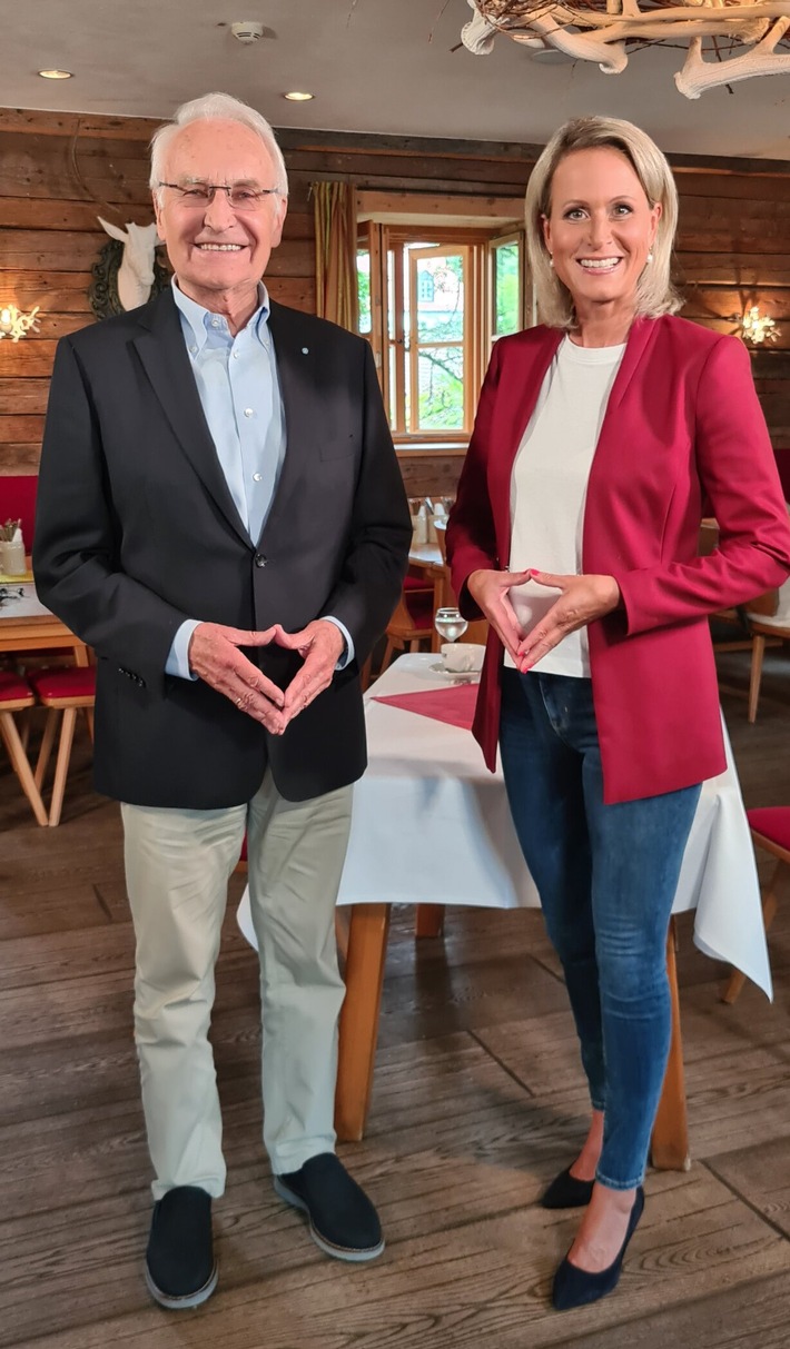 "Ich kann gut streiten mit ihr." Edmund Stoiber spricht in "akte." über sein Verhältnis zu Angela Merkel / Themenabend zur #ÄraMerkel am Dienstag in SAT.1