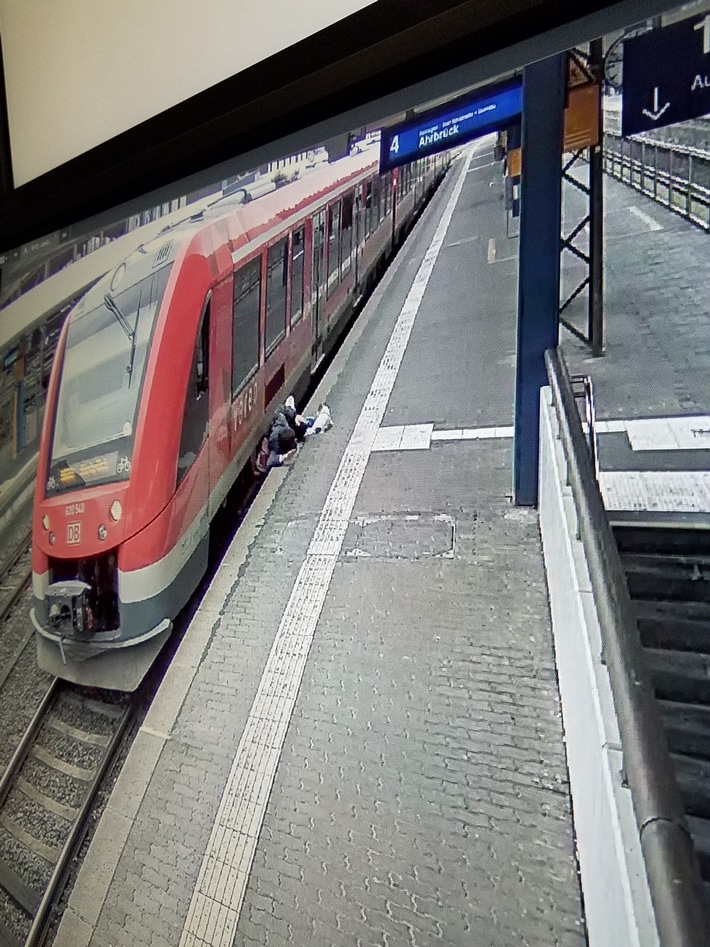 BPOL NRW: Reisender stürzt am Bonner Hauptbahnhof zwischen Bahnsteigkante und Zug