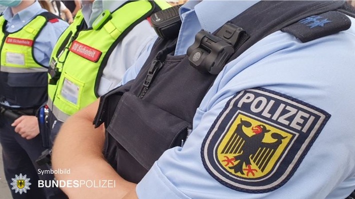 Bundespolizeidirektion München: Mund-Nasen-Bedeckung vehement verweigert - 55-Jähriger leistet Widerstand gegen Vollstreckungsbeamte