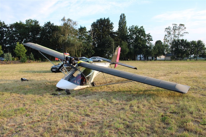 POL-MI: Nicht geplante Landung eines Ultraleichtflugzeuges auf einer Wiese