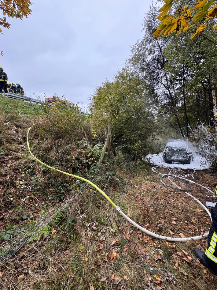 FW Wenden: PKW Brand nach Verkehrsunfall