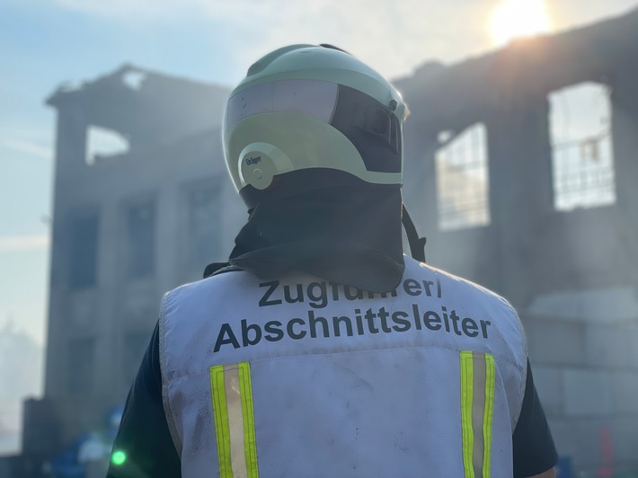 FW Dresden: Update zum Großbrand im Industriegelände Datum: seit 24. Juni 2022 21:32 Uhr Einsatzort: An der Eisenbahn