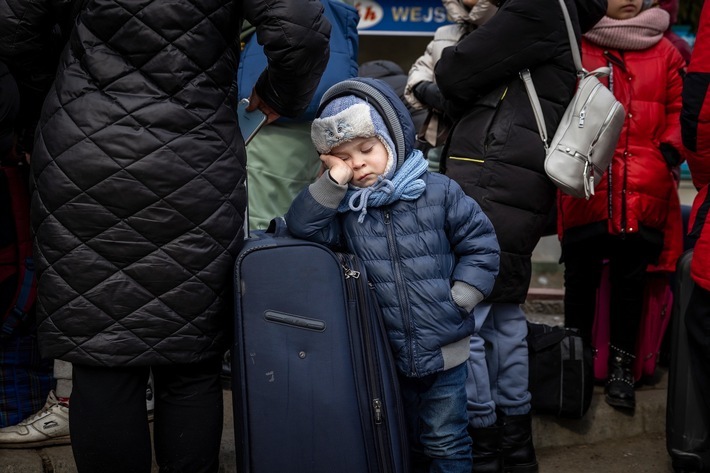 Platz 1 beim PR-Bild Award 2023 in der Kategorie NGO und PR-Bild des Jahres Deutschland: "Flucht aus der Ukraine", eingereicht von Diakonie Katastrophenhilfe. Foto: Frank Schultze. Honorarfreie Nutzung dieses Fotos nur in Zusammenhang mit Berichterstattung zum PR-Bild Award. / Weiterer Text über ots und www.presseportal.de/nr/6344 / Die Verwendung dieses Bildes für redaktionelle Zwecke ist unter Beachtung aller mitgeteilten Nutzungsbedingungen zulässig und dann auch honorarfrei. Veröffentlichung ausschließlich mit Bildrechte-Hinweis.