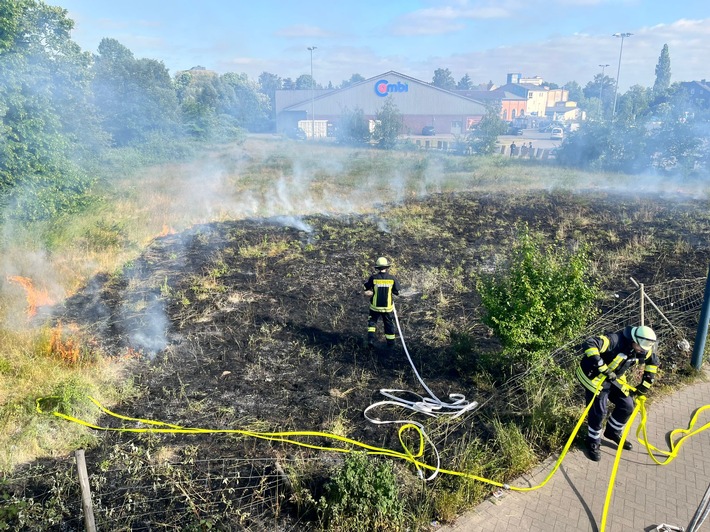 FW Celle: Flächenbrand in der Trüllerstraße