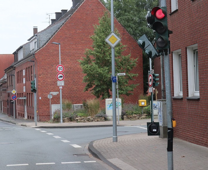 POL-COE: Dülmen, Borkener Straße/ Wieder Ampel beschädigt