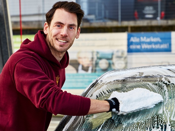 Oliver Haas (83metoo) beim Autowaschen / Weiterer Text über ots und www.presseportal.de/nr/167265 / Die Verwendung dieses Bildes für redaktionelle Zwecke ist unter Beachtung aller mitgeteilten Nutzungsbedingungen zulässig und dann auch honorarfrei. Veröffentlichung ausschließlich mit Bildrechte-Hinweis.