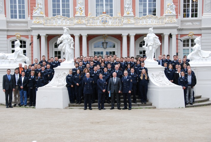 POL-PPTR: Behördenleiter des Polizeipräsidiums Trier, Rudolf Berg, begrüßt 89 neue Polizeibeamtinnen und -beamte