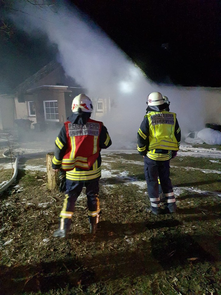 FFW Schiffdorf: Feuerwehr bekämpft Dachstuhlbrand bei Minusgraden: Mehrere Ortsfeuerwehren im Einsatz gegen die Flammen