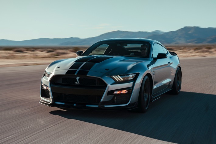 Ein "Muscle Car", das Maßstäbe setzt: Mit dem neuen Shelby GT500 präsentiert Ford derzeit in Detroit auf der North American International Auto Show (NAIAS) den stärksten Mustang in der über 50-jährigen Geschichte der amerikanischen Sportwagen-Legende. Der von Ford Performance entwickelte Supersportler schöpft über 513 kW (700 PS)* aus seinem 5,2 Liter großen Kompressor-V8-Motor und ist damit das bislang leistungsstärkste Ford-Serienmodell. Das rundherum überarbeitete Coupé sprintet in wenig mehr als drei Sekunden von null auf 96 km/h (60 Meilen/h) und absolviert die Viertelmeile (403 Meter) in unter elf Sekunden. Weiterer Text über ots und www.presseportal.de/nr/6955 / Die Verwendung dieses Bildes ist für redaktionelle Zwecke honorarfrei. Veröffentlichung bitte unter Quellenangabe: "obs/Ford-Werke GmbH"