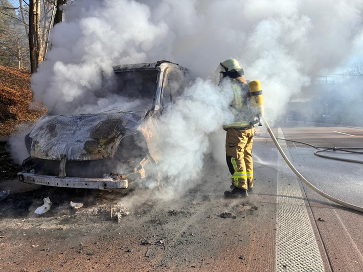 FW-OLL: Feuerwehr Groß Ippener löscht brennenden PKW auf der Autobahn A1