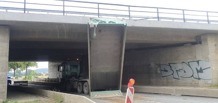 POL-NOM: Lkw bleibt an Autobahnbrücke hängen