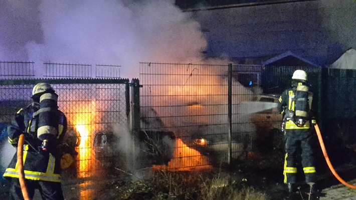 FW-BO: 3 PKW`s brennen an einem Autohandel in Wattenscheid